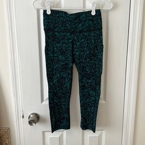 lululemon leggings, like new condition with leg and band pockets. Size 6.